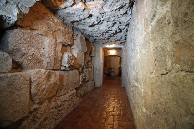 muralla_avinyo1_pasillo donde se unen las dos murallas